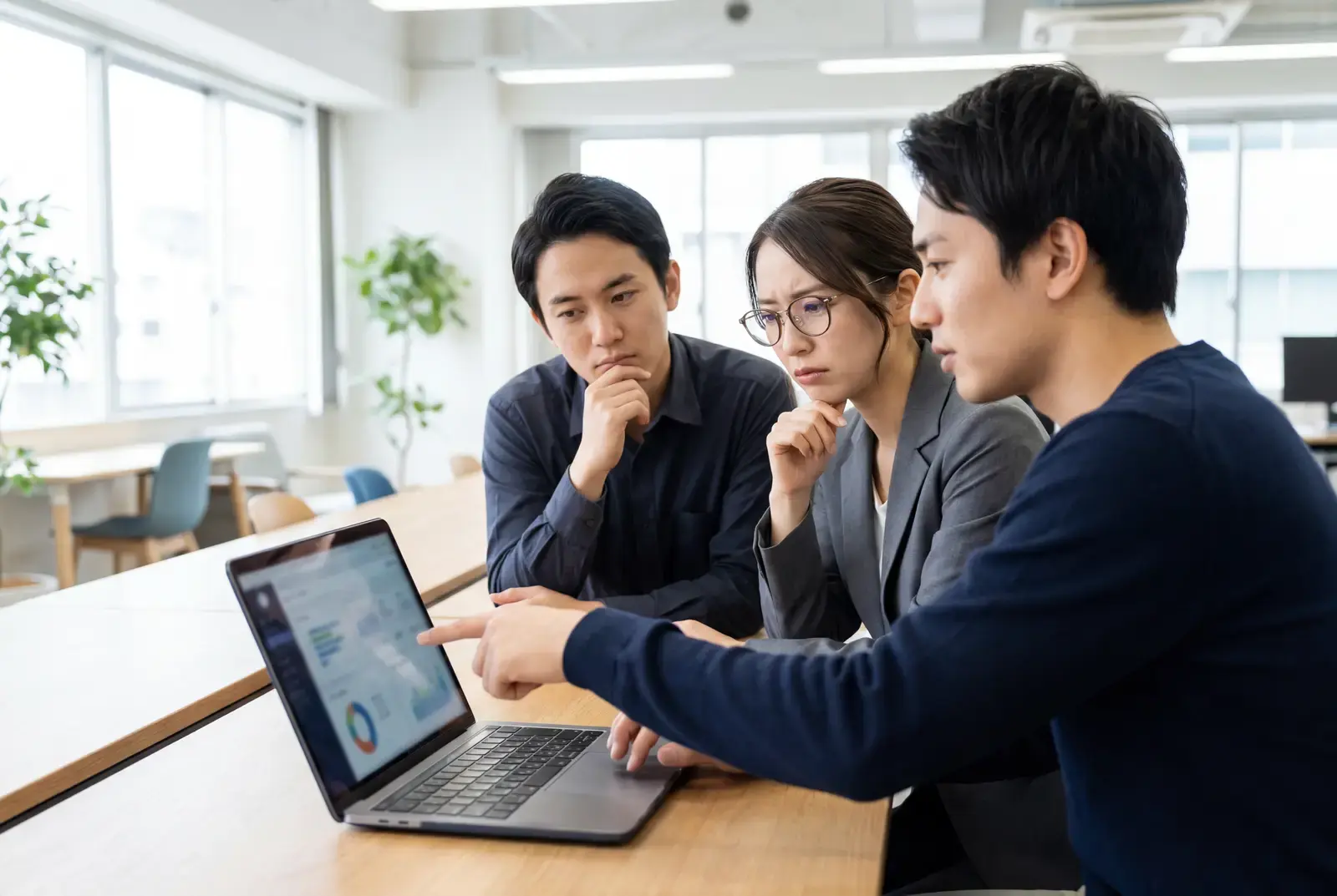 團隊在螢幕前研究 AI 工具，神情專注而困惑